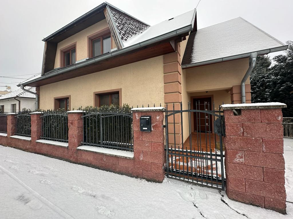 NA PRENÁJOM ÚTULNÝ RODINNÝ DOM VO VÝBORNEJ LOKALITE TRENČÍN - MALÉ ZÁBLATIE