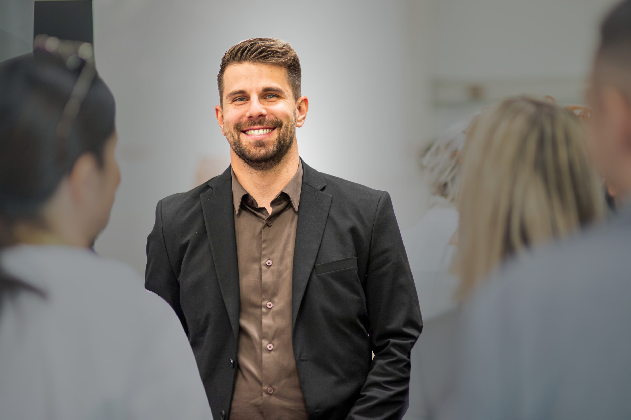 <small>Staňte sa</small><br>Moderným<br> maklérom