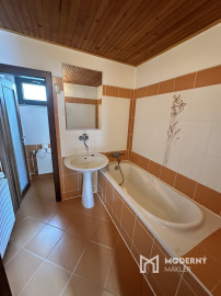 Veľký rodinný dom v pešej dostupnosti do centra mesta v Trenčíne