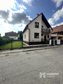 Veľký rodinný dom v pešej dostupnosti do centra mesta v Trenčíne