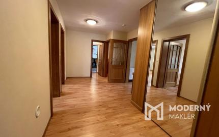 Štvorizbový bungalov s výmerou 162m2 na pozemku 1010 m2, v bezpečnom uzavretom komplexe v centre mesta