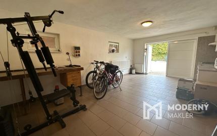 Štvorizbový bungalov s výmerou 162m2 na pozemku 1010 m2, v bezpečnom uzavretom komplexe v centre mesta