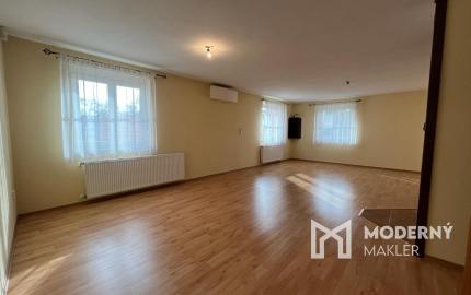 Štvorizbový bungalov s výmerou 162m2 na pozemku 1010 m2, v bezpečnom uzavretom komplexe v centre mesta