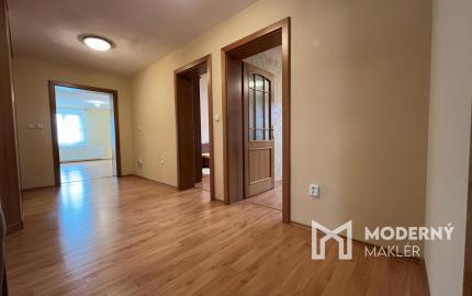 Štvorizbový bungalov s výmerou 162m2 na pozemku 1010 m2, v bezpečnom uzavretom komplexe v centre mesta