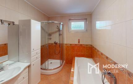 Štvorizbový bungalov s výmerou 162m2 na pozemku 1010 m2, v bezpečnom uzavretom komplexe v centre mesta