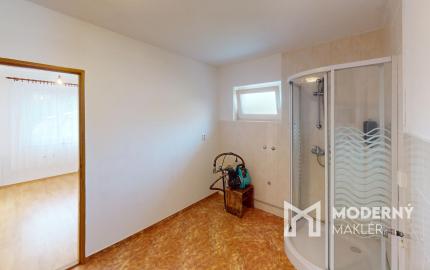 Štvorizbový bungalov s výmerou 162m2 na pozemku 1010 m2, v bezpečnom uzavretom komplexe v centre mesta