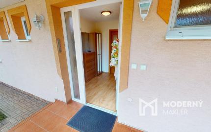 Štvorizbový bungalov s výmerou 162m2 na pozemku 1010 m2, v bezpečnom uzavretom komplexe v centre mesta