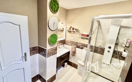 PREDANÝ! Nadštandardné bývanie v byte s vlastnou záhradou, garážou aj vonkajším parkovacím miestom