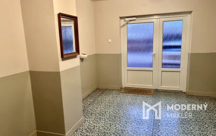 PREDANÝ! Nadštandardné bývanie v byte s vlastnou záhradou, garážou aj vonkajším parkovacím miestom