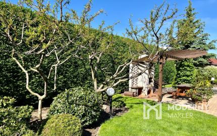 Štvorizbový bungalov s výmerou 162m2 na pozemku 1010 m2, v bezpečnom uzavretom komplexe v centre mesta