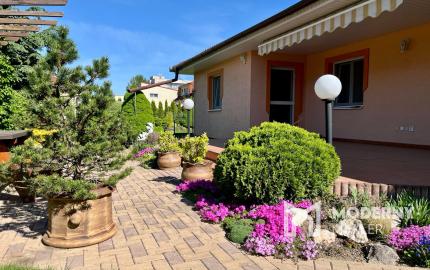 Štvorizbový bungalov s výmerou 162m2 na pozemku 1010 m2, v bezpečnom uzavretom komplexe v centre mesta