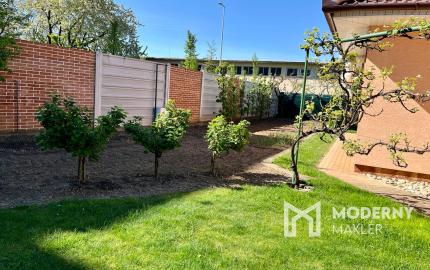 Štvorizbový bungalov s výmerou 162m2 na pozemku 1010 m2, v bezpečnom uzavretom komplexe v centre mesta