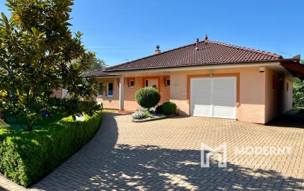 Štvorizbový bungalov s výmerou 162m2 na pozemku 1010 m2, v bezpečnom uzavretom komplexe v centre mesta