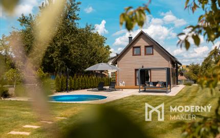 Drevenica, novostavba v obci Cimenná, v srdci prírody