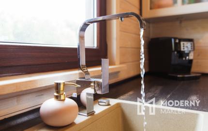 Drevenica, novostavba v obci Cimenná, v srdci prírody