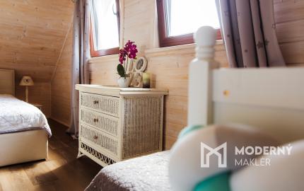 Drevenica, novostavba v obci Cimenná, v srdci prírody