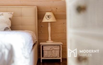 Drevenica, novostavba v obci Cimenná, v srdci prírody