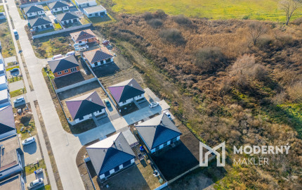 Na predaj rovinaté pozemky vhodné na výstavbu rodinných domov obci Malé Leváre