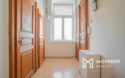 Na predaj priestranný 2,5-izbový byt v historickej budove Starého Mesta