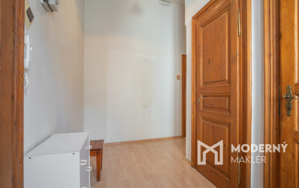 Na predaj priestranný 2,5-izbový byt v historickej budove Starého Mesta