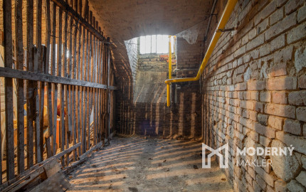 Na predaj priestranný 2,5-izbový byt v historickej budove Starého Mesta