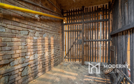 Na predaj priestranný 2,5-izbový byt v historickej budove Starého Mesta