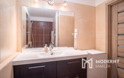 Na predaj dobre dispozične riešený 3-izbový byt vo vyhľadávanej lokalite Karlovej Vsi