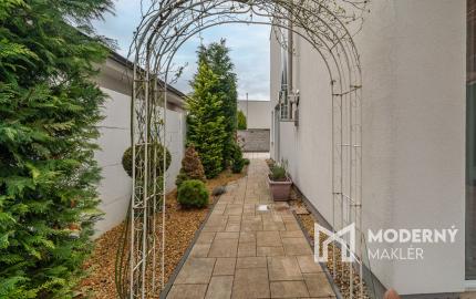 Na predaj štýlová 3-izbová časť dvojdomu v pokojnej časti obce Rovinka