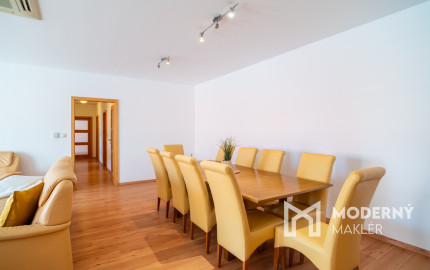 Na predaj nadštandardný 4-izbový byt s garážovým parkovacím státím v Starom Meste