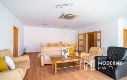 Na predaj nadštandardný 4-izbový byt s garážovým parkovacím státím v Starom Meste