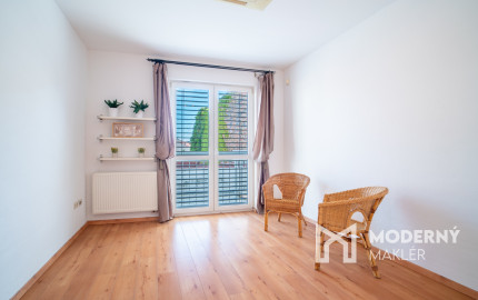 Na predaj nadštandardný 4-izbový byt s garážovým parkovacím státím v Starom Meste