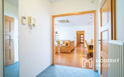 Na predaj nadštandardný 4-izbový byt s garážovým parkovacím státím v Starom Meste