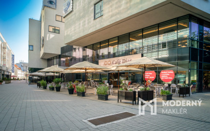 Na predaj nadštandardný 4-izbový byt s garážovým parkovacím státím v Starom Meste