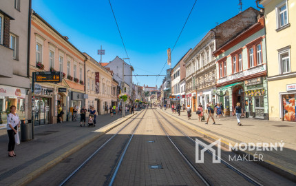 Na predaj nadštandardný 4-izbový byt s garážovým parkovacím státím v Starom Meste