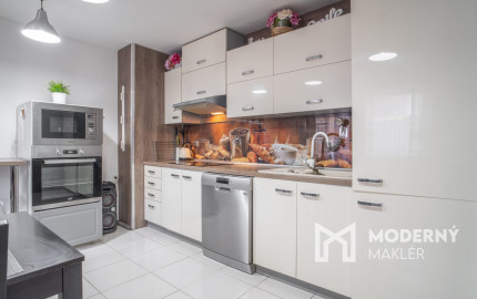 Na predaj priestranný 6-izbový rodinný dom v obci Hrnčiarovce nad Parnou