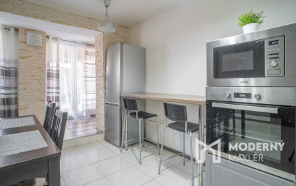 Na predaj priestranný 6-izbový rodinný dom v obci Hrnčiarovce nad Parnou