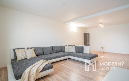 Na predaj priestranný 6-izbový rodinný dom v obci Hrnčiarovce nad Parnou