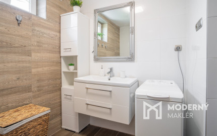 Na predaj priestranný 6-izbový rodinný dom v obci Hrnčiarovce nad Parnou