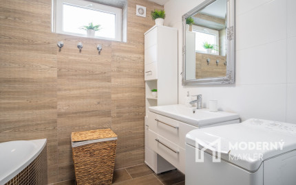 Na predaj priestranný 6-izbový rodinný dom v obci Hrnčiarovce nad Parnou