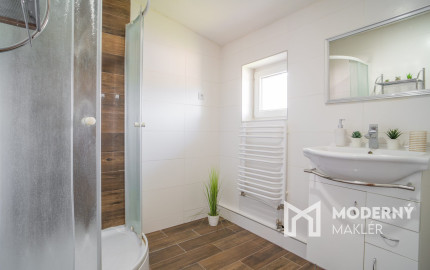 Na predaj priestranný 6-izbový rodinný dom v obci Hrnčiarovce nad Parnou