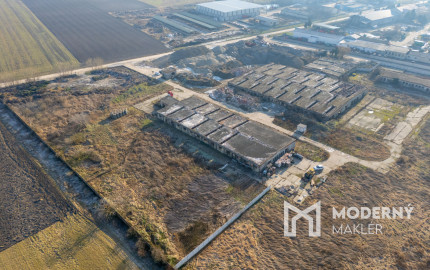 Na predaj veľkorysý pozemok s poľnohospodárskou budovou v obci Vydrany vhodný aj pre developerov