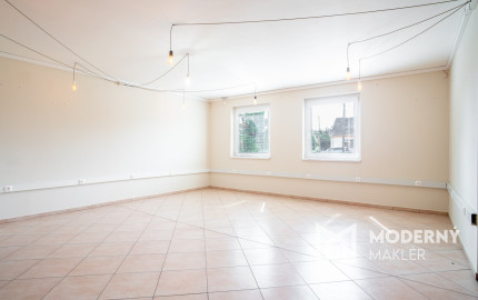 Na predaj rozsiahly investičný pozemok s polyfunkčným domom