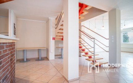 Na predaj rozsiahly investičný pozemok s polyfunkčným domom