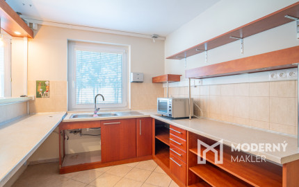 Na predaj rozsiahly investičný pozemok s polyfunkčným domom