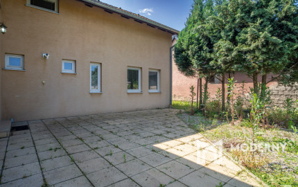 Na predaj rozsiahly investičný pozemok s polyfunkčným domom