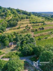 Na predaj slnečný pozemok s jedinečným výhľadom v Modre