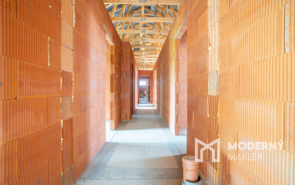 Na predaj nadštandardná 5-izbová novostavba rodinného domu v pokojnej časti Nových Zámkov