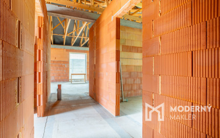 Na predaj nadštandardná 5-izbová novostavba rodinného domu v pokojnej časti Nových Zámkov