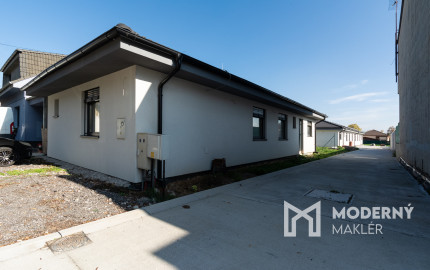 Na predaj priestranný 4-izbový bungalov s terasou v Hrnčiarovciach nad Parnou