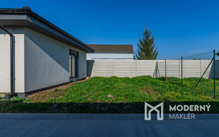 Na predaj priestranný 4-izbový bungalov s terasou v Hrnčiarovciach nad Parnou